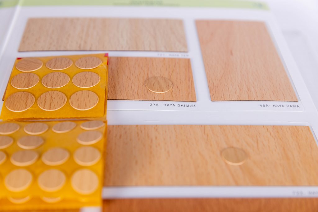 detalle cubre tornillos en muestra de melamina diseño madera