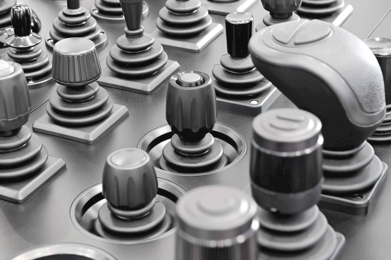 Piezas finales de inyección de plástico montadas en un panel de control industrial, mostrando acabados precisos y detalles obtenidos mediante procesos de matricería de alta calidad en Protecnic.