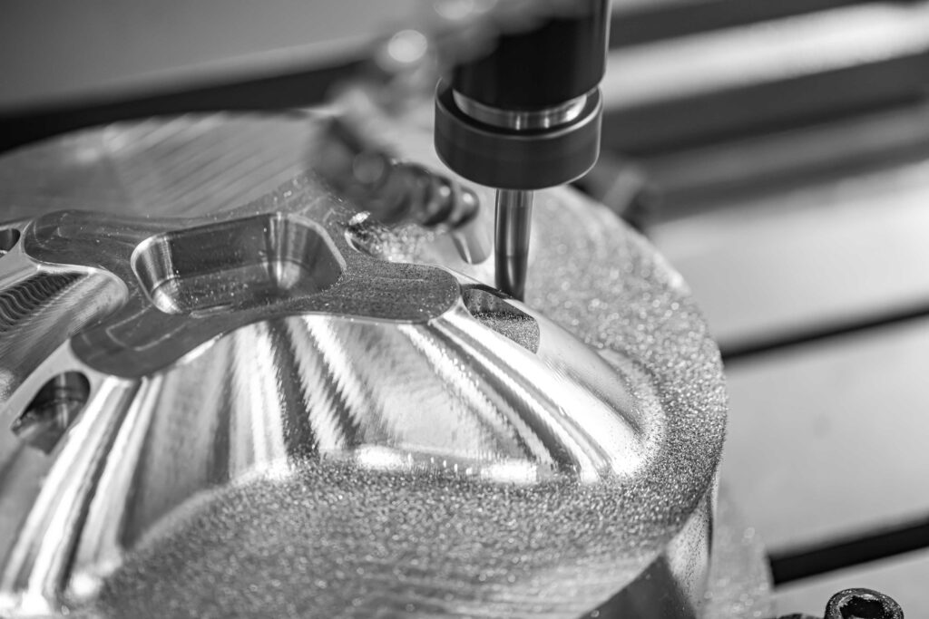 Pieza mecanizada en máquina CNC durante un proceso de fabricación de precisión.